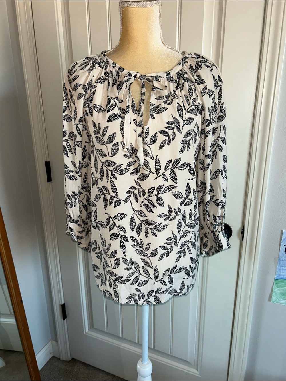 NEW Karen Kane White Blouse with Black Leaf Print and Tie Neck Sz S Office